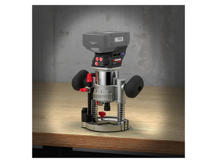 Défonceuse PARKSIDE en utilisation en atelier